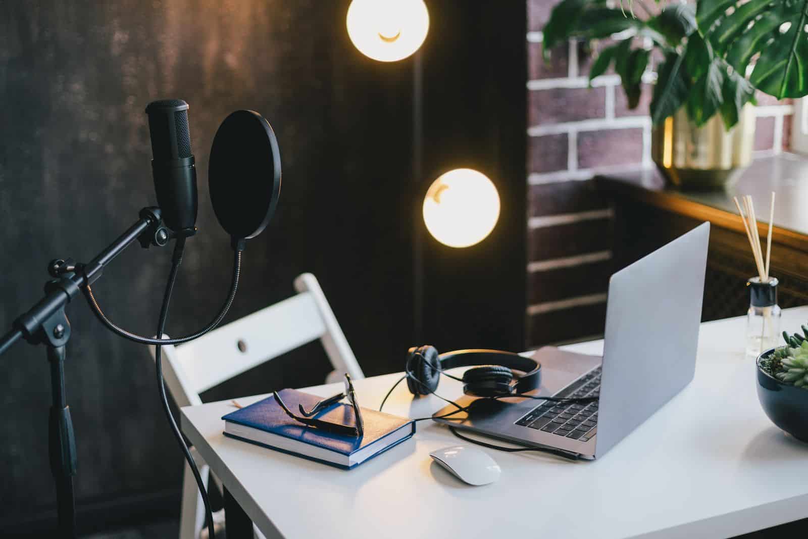 Podcast kayıt ortamı — mikrofon, laptop ve kulaklık